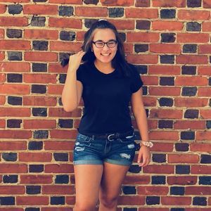 Meet your Posher, Larissa